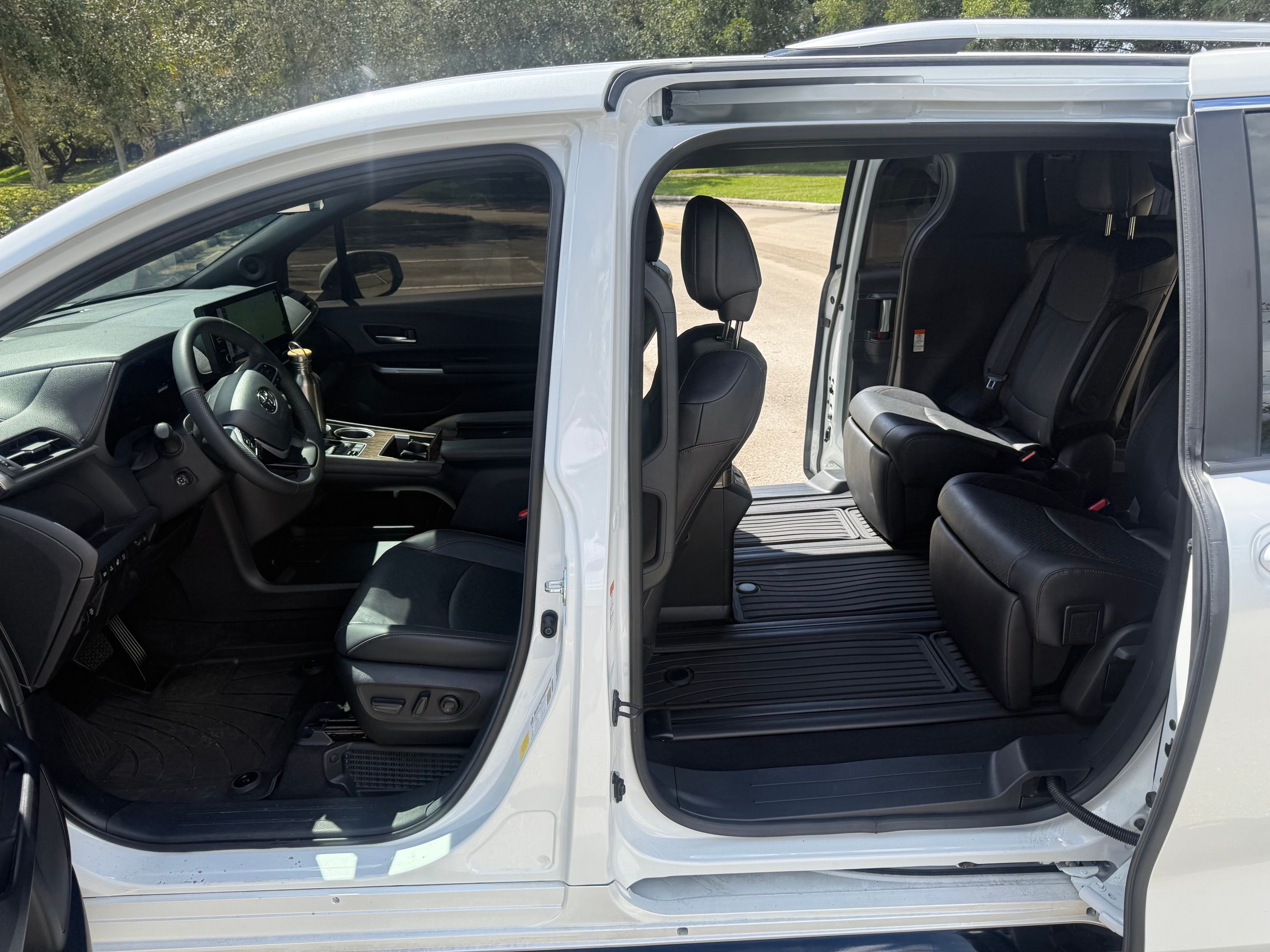 Used 2026 Toyota Sienna Platinum AWD/4WD image 1
