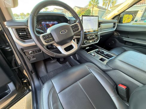 Used 2022 Ford Expedition XLT image 4