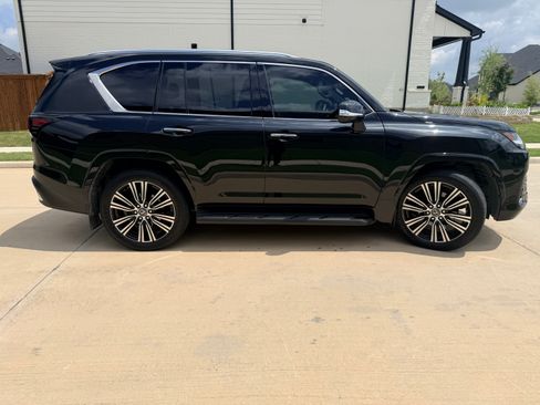 Used 2024 Lexus LX 600 4WD w/ Luxury Package image 4