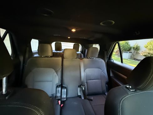 Used 2018 Ford Explorer XLT w/ Equipment Group 201A AWD/4WD image 11