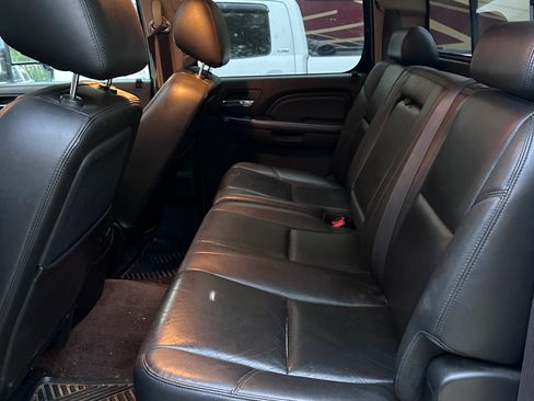 Used 2011 GMC Sierra 2500 Denali w/ Suspension Package, Off-Road AWD/4WD image 19