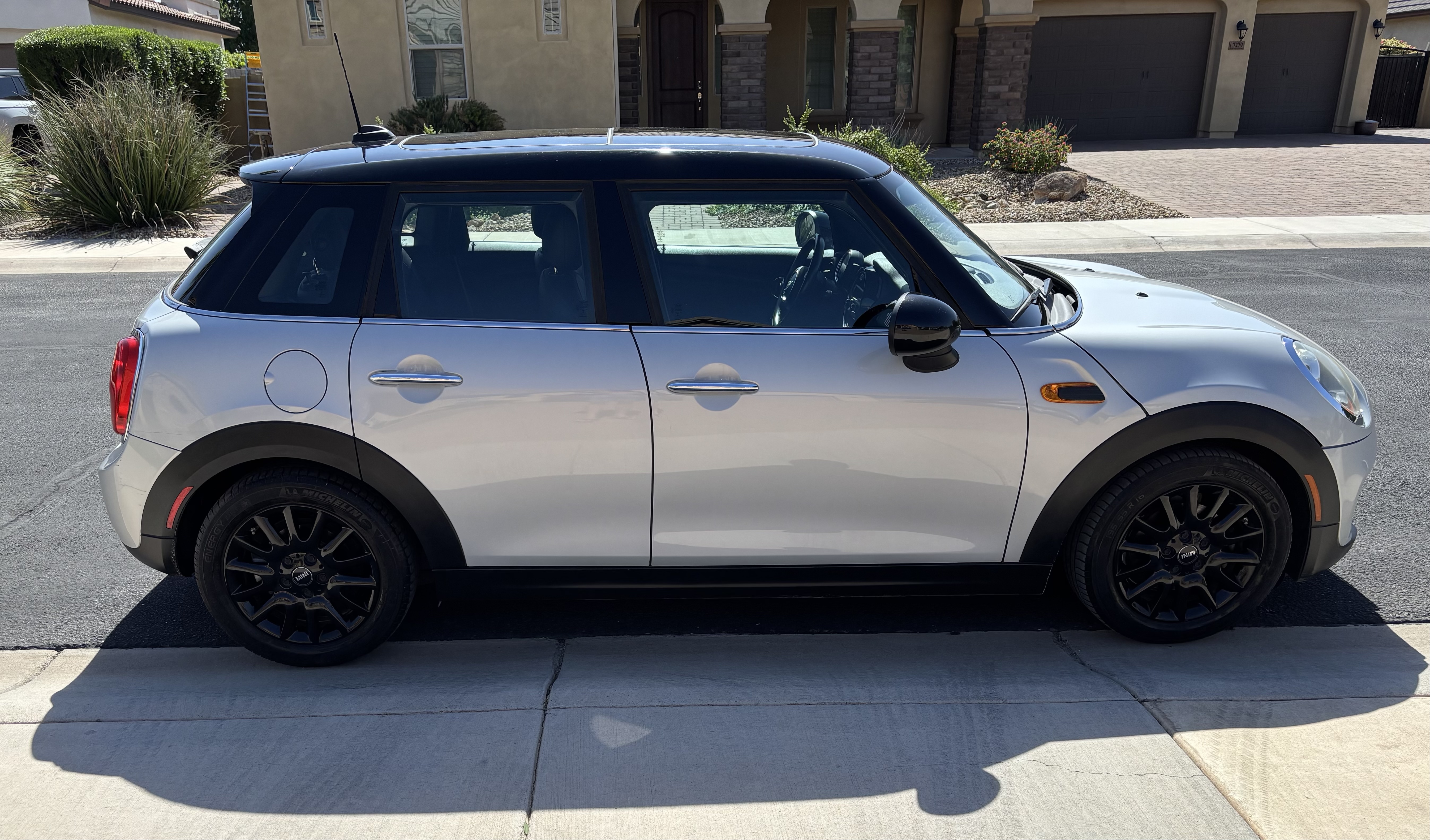 Used 2015 MINI Cooper 4-Door Hardtop FWD image 1