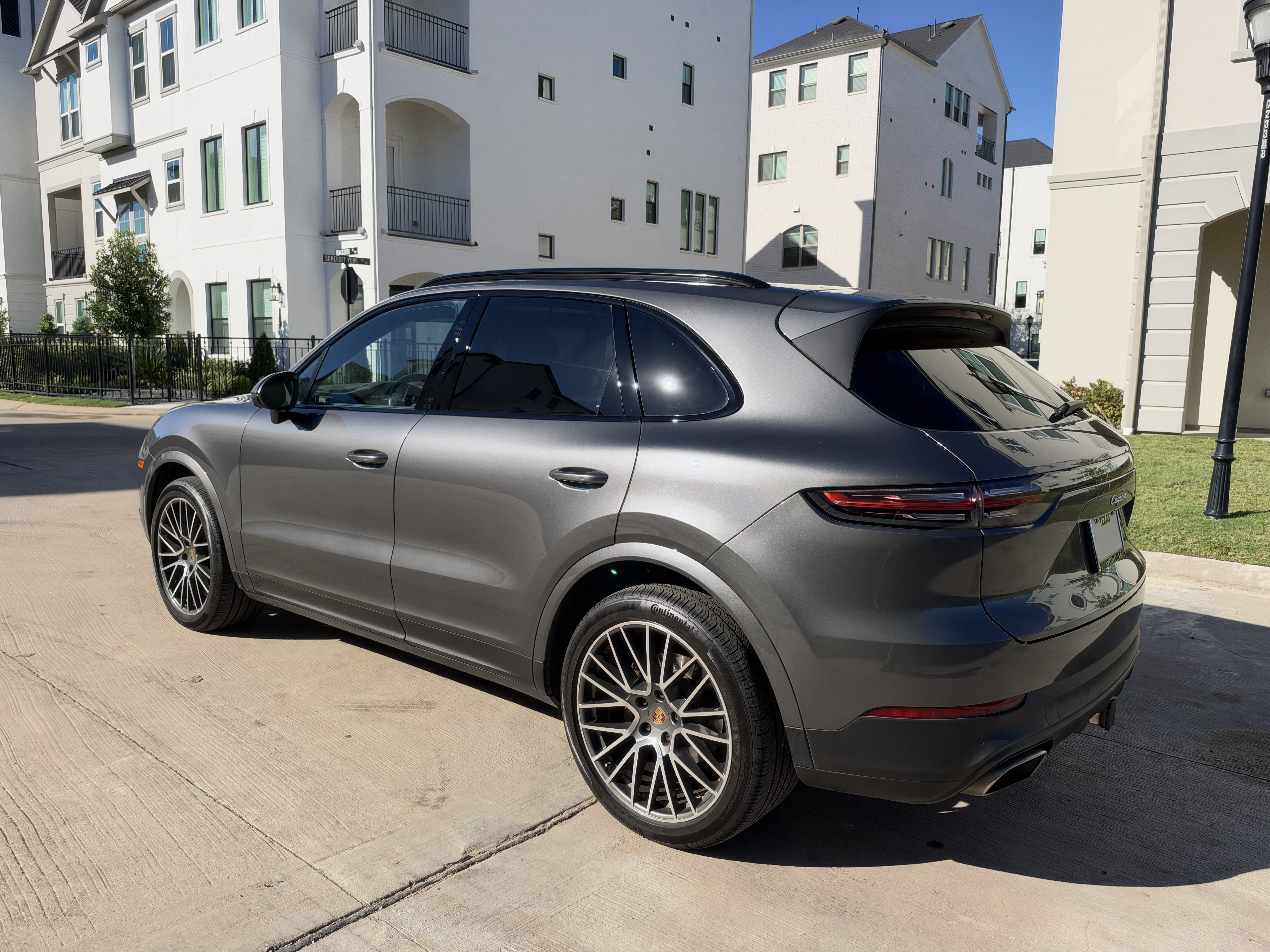Used 2022 Porsche Cayenne AWD/4WD image 15