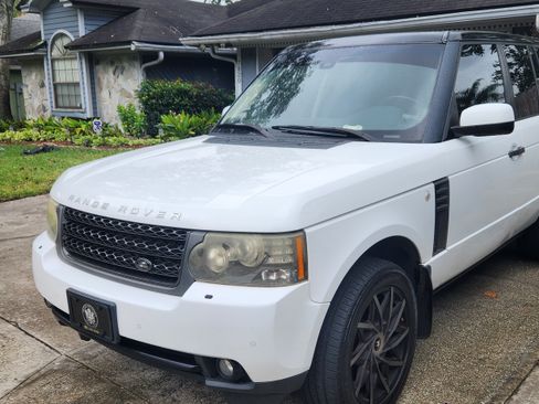 Used 2011 Land Rover Range Rover HSE image 2