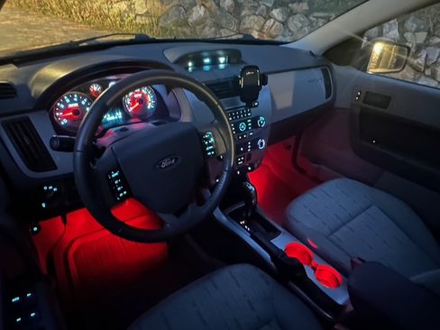 Used 2010 Ford Focus SE image 2