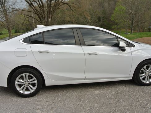Used 2019 Chevrolet Cruze LT image 9