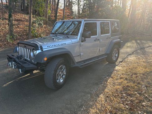 Used 2018 Jeep Wrangler Unlimited Rubicon w/ Connectivity Group image 4