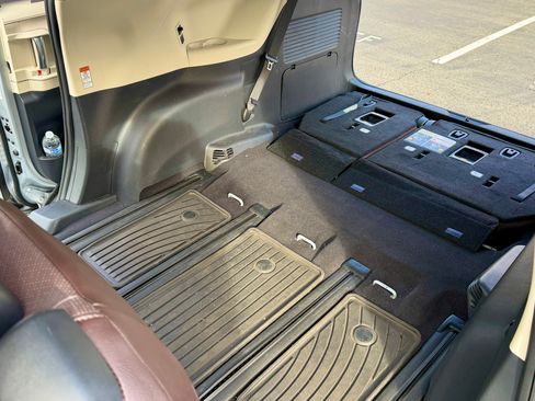 Used 2023 Toyota Sienna Platinum image 19