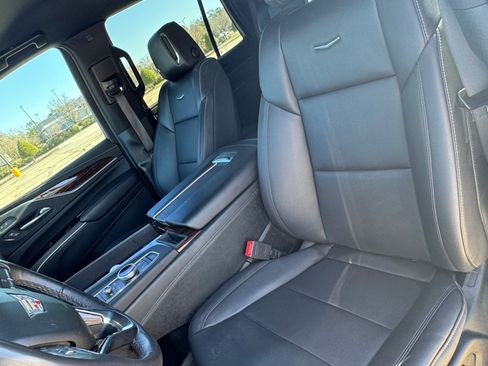 Used 2022 Cadillac Escalade Luxury w/ LPO, Illumination Package image 18