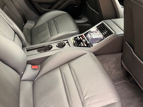 Used 2018 Porsche Panamera image 4