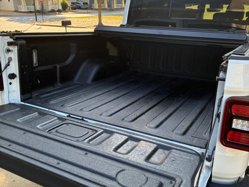 Used 2021 Jeep Gladiator Overland image 13