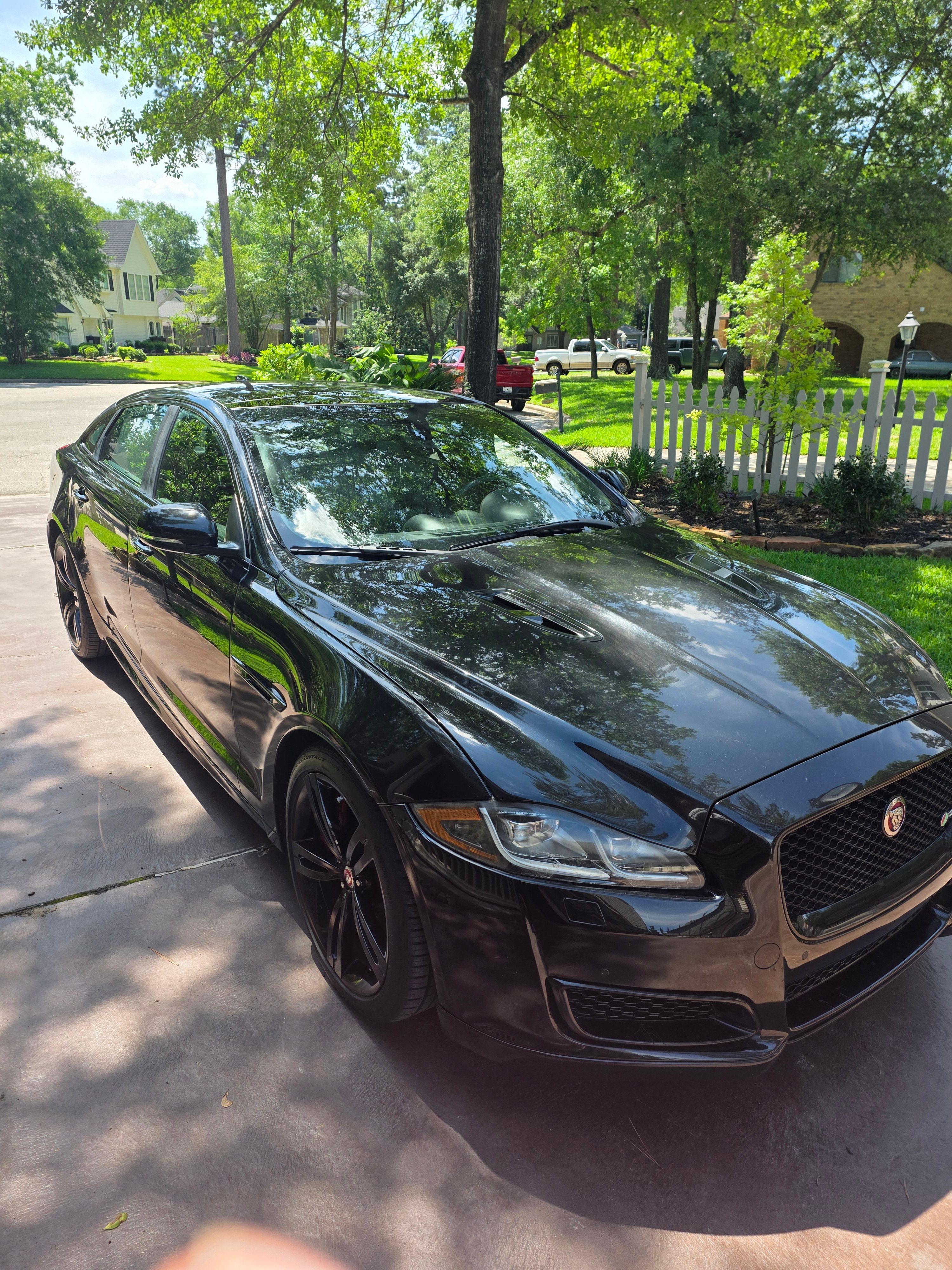 Used 2016 Jaguar XJ R RWD image 4
