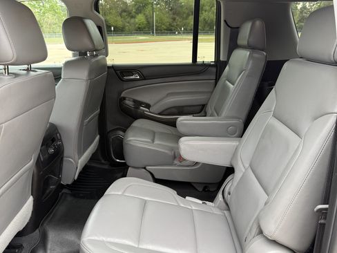Used 2019 Chevrolet Suburban LT w/ Luxury Package image 27