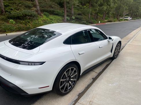 Used 2022 Porsche Taycan image 4