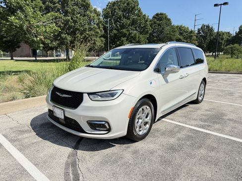 Used 2021 Chrysler Pacifica Limited w/ Uconnect Theater Family Group FWD image 4