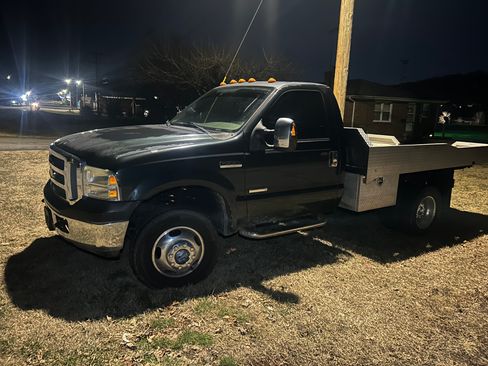 Used 2006 Ford F350 4x4 Regular Cab DRW Super Duty image 2