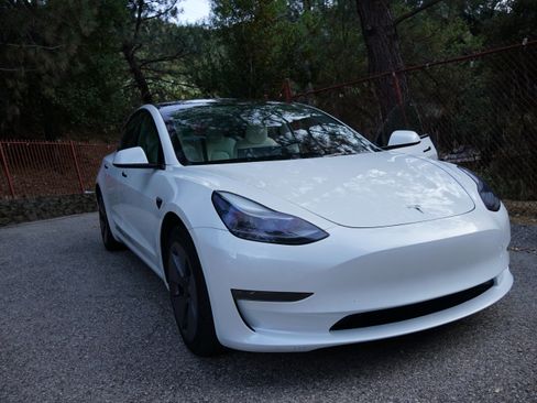 Used 2023 Tesla Model 3 Standard Range RWD image 2