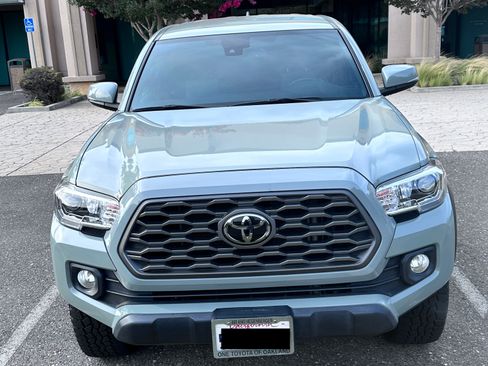 Used 2023 Toyota Tacoma TRD Off-Road w/ Technology Package AWD/4WD image 9