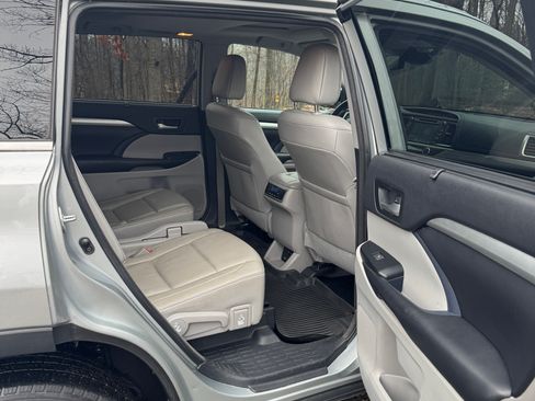 Used 2018 Toyota Highlander XLE image 9