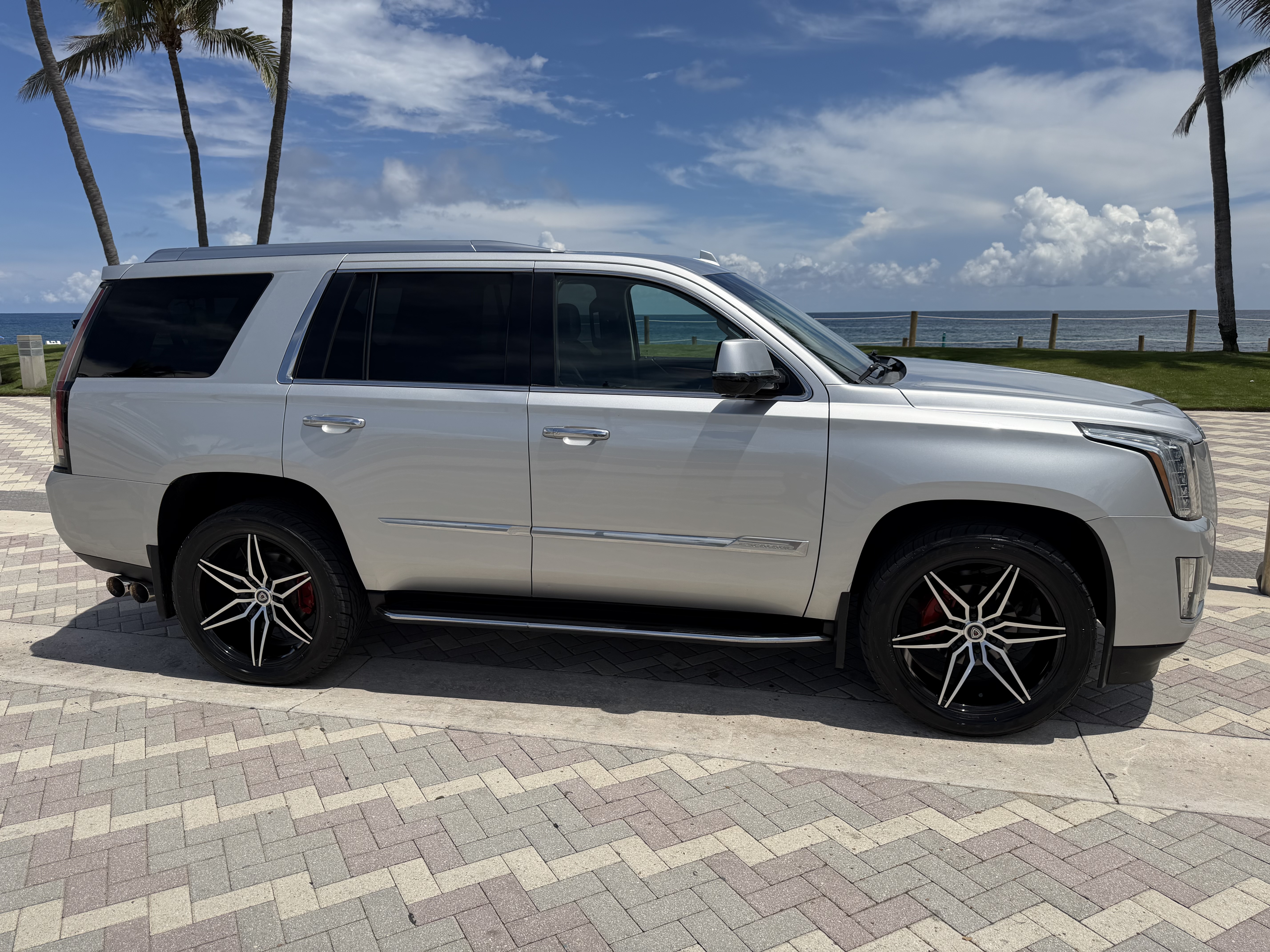 Used 2015 Cadillac Escalade Luxury RWD image 1