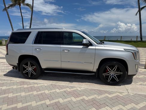 Used 2015 Cadillac Escalade Luxury RWD image 1