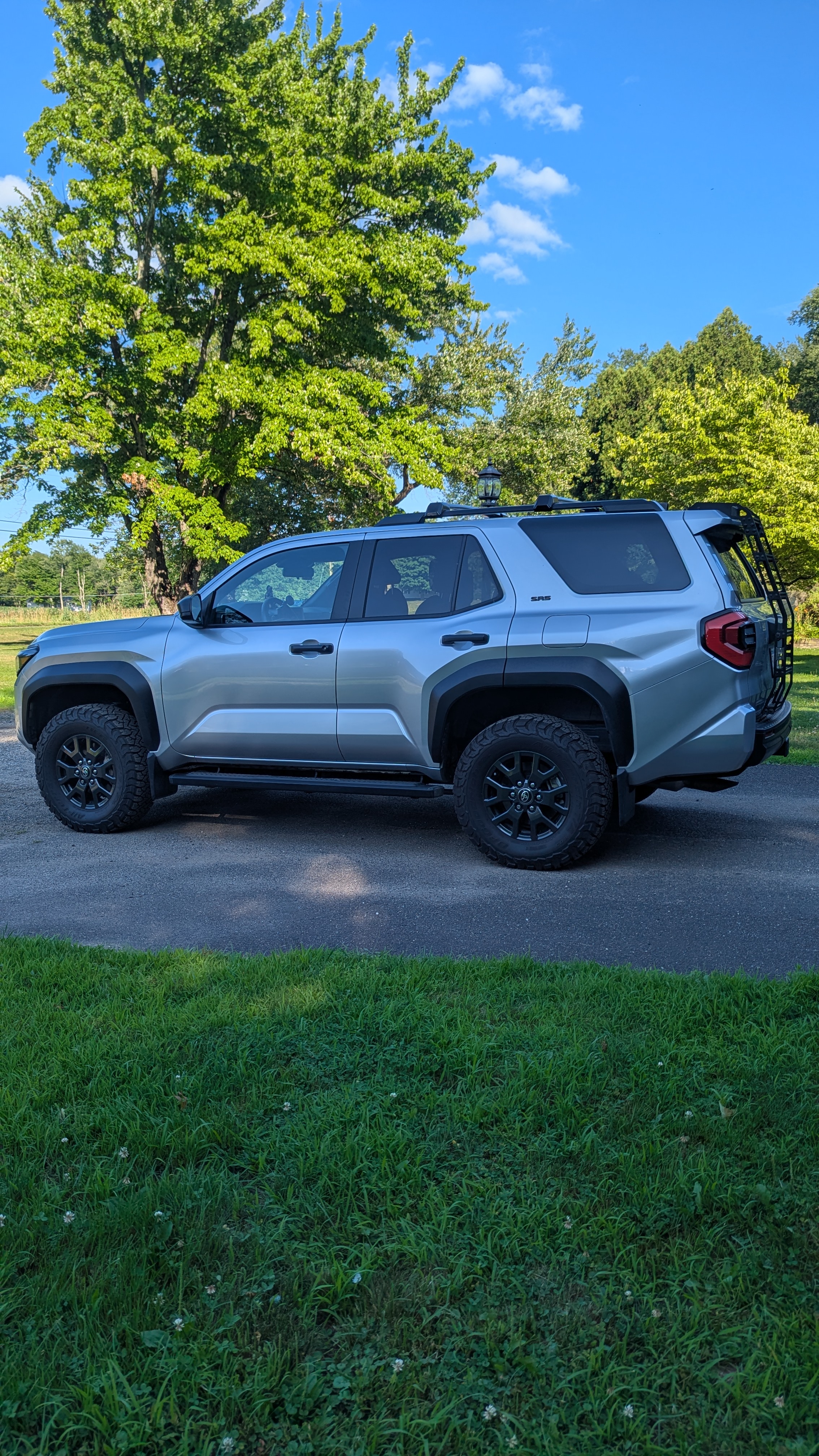 Used 2025 Toyota 4Runner SR5 AWD/4WD image 9