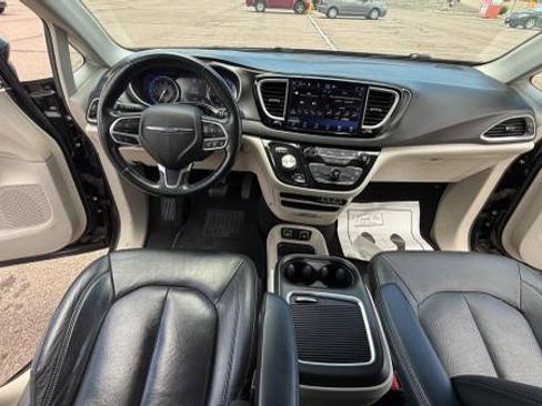 Used 2021 Chrysler Pacifica Touring-L FWD image 11