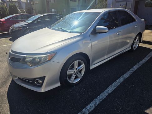 Used 2014 Toyota Camry SE image 1