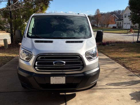 Used 2019 Ford Transit 150 XLT image 4