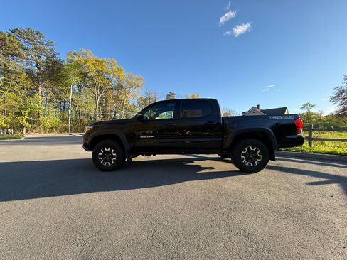 Used 2016 Toyota Tacoma TRD Off-Road w/ Premium & Technology Package AWD/4WD image 23