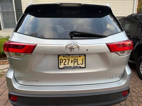 Used 2018 Toyota Highlander SE image 4