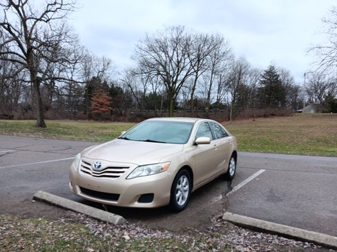 Used 2011 Toyota Camry LE image 11