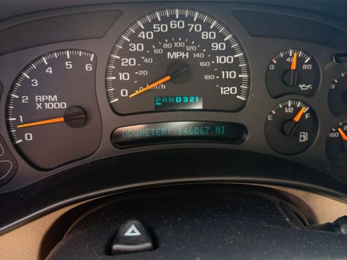 Used 2004 Chevrolet Suburban LT w/ Preferred Equipment Group image 7