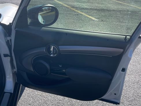 Used 2022 MINI Cooper 4-Door Hardtop image 17