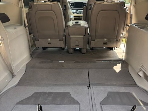 Used 2018 Chrysler Pacifica Touring-L Plus image 16