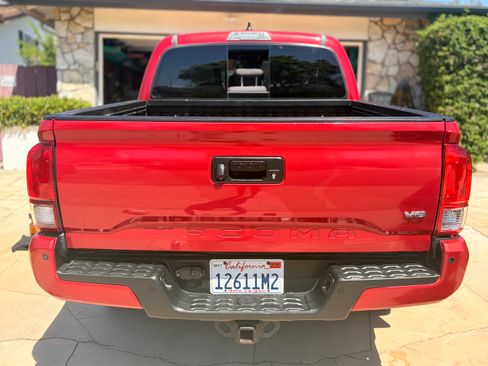 Used 2018 Toyota Tacoma TRD Sport w/ Technology Package image 6