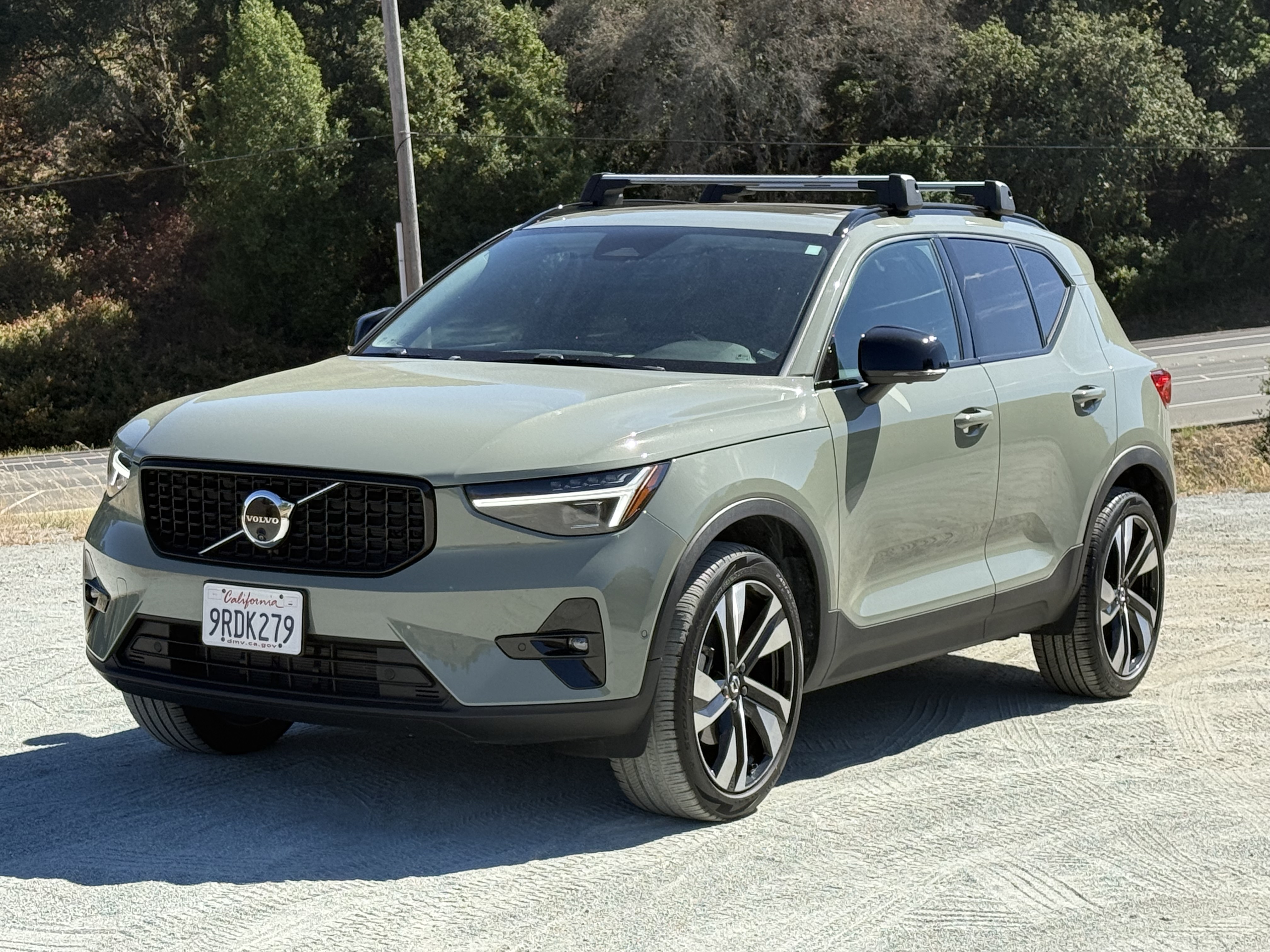 Used 2025 Volvo XC40 B5 Ultra AWD/4WD image 1