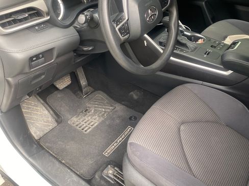 Used 2023 Toyota Highlander L FWD image 6