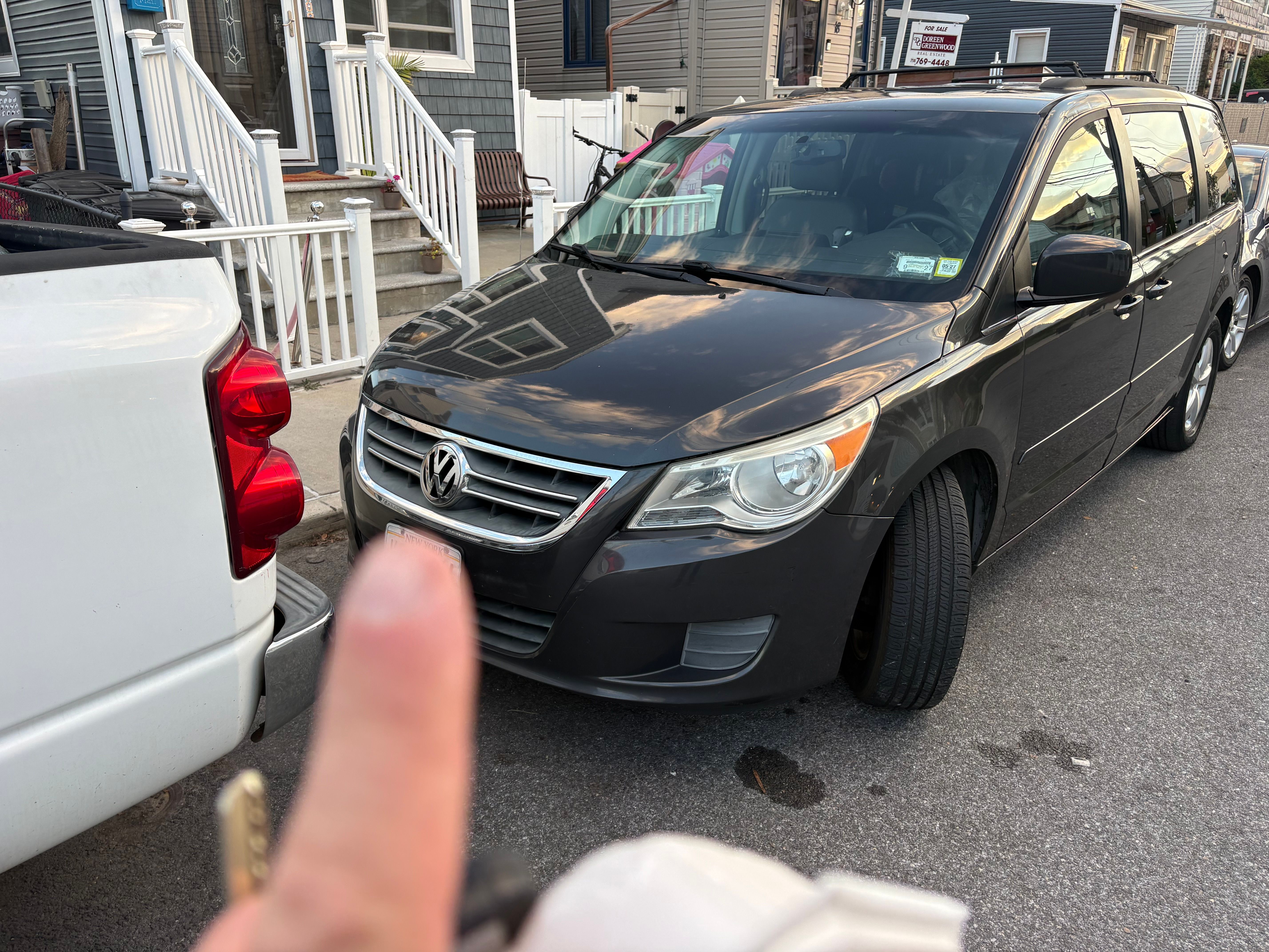 Used 2011 Volkswagen Routan SEL FWD image 1