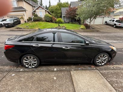 Used 2013 Hyundai Sonata SE w/ Navigation & Sunroof Pkg