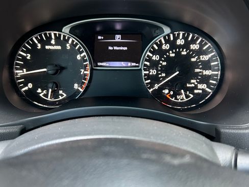 Used 2016 Nissan Pathfinder Platinum w/ Family Entertainment Package FWD image 8