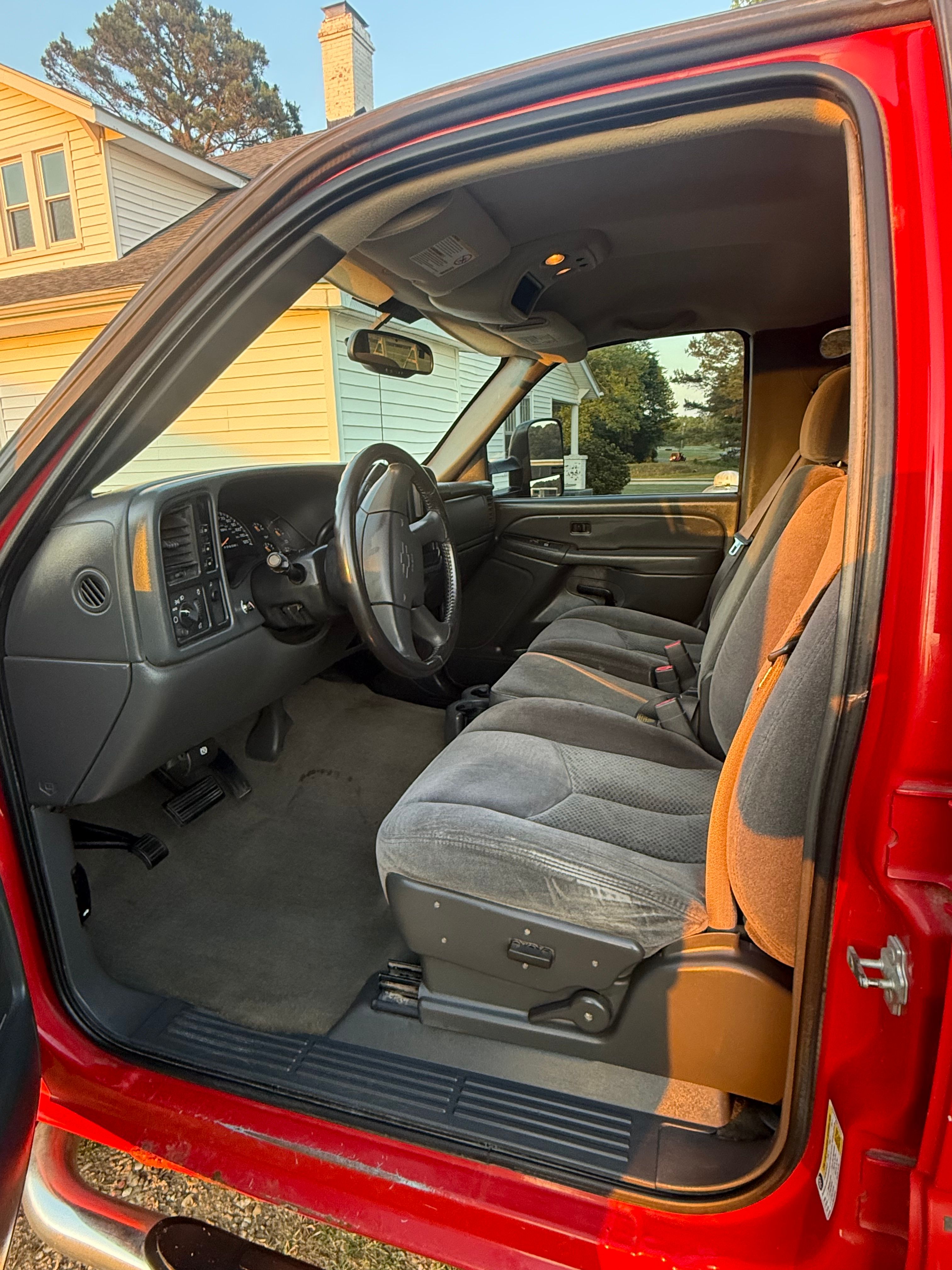Used 2006 Chevrolet Silverado 2500 LT w/ Heavy-Duty Power Package AWD/4WD image 9