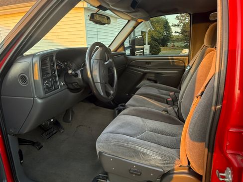 Used 2006 Chevrolet Silverado 2500 LT w/ Heavy-Duty Power Package AWD/4WD image 9