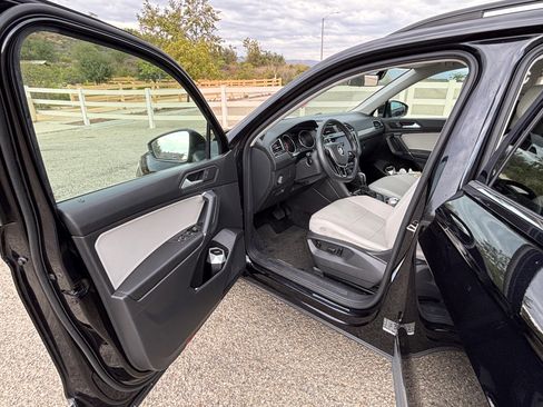 Used 2020 Volkswagen Tiguan SE w/ Panoramic Sunroof Package FWD image 11