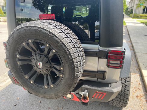 Used 2016 Jeep Wrangler Unlimited Rubicon w/ Connectivity Group AWD/4WD image 14