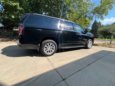Used 2023 Chevrolet Suburban LT w/ LT Signature Plus Package AWD/4WD image 2