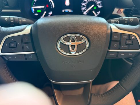 Used 2023 Toyota Sienna XLE w/ XLE Plus Package FWD image 6