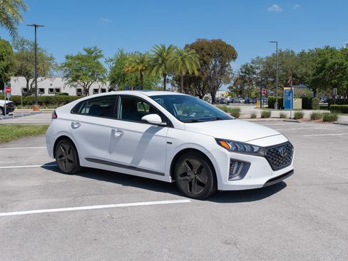 Used 2020 Hyundai Ioniq Limited image 4