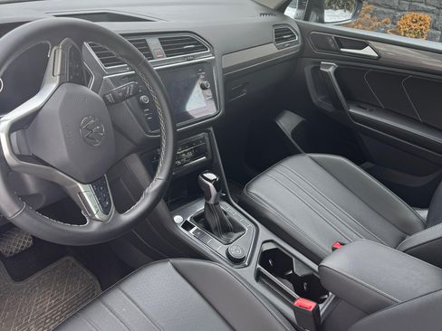 Used 2024 Volkswagen Tiguan SE w/ Panoramic Sunroof Package image 2