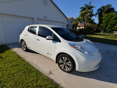 Used 2015 Nissan Leaf SV image 1